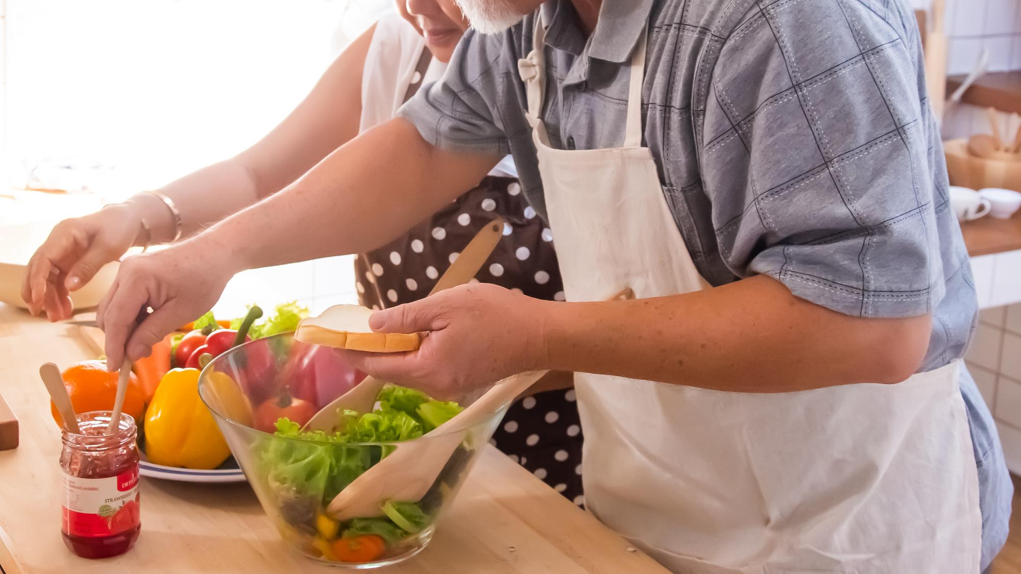 Workshop-Szene: Teilnehmer schnippeln Gemüse